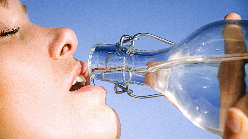 10 health benefits of drinking water in the morning